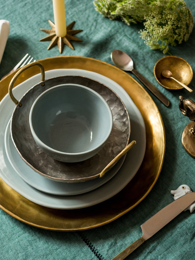 Table doré pour les fêtes avec bougeoir pour chandelle