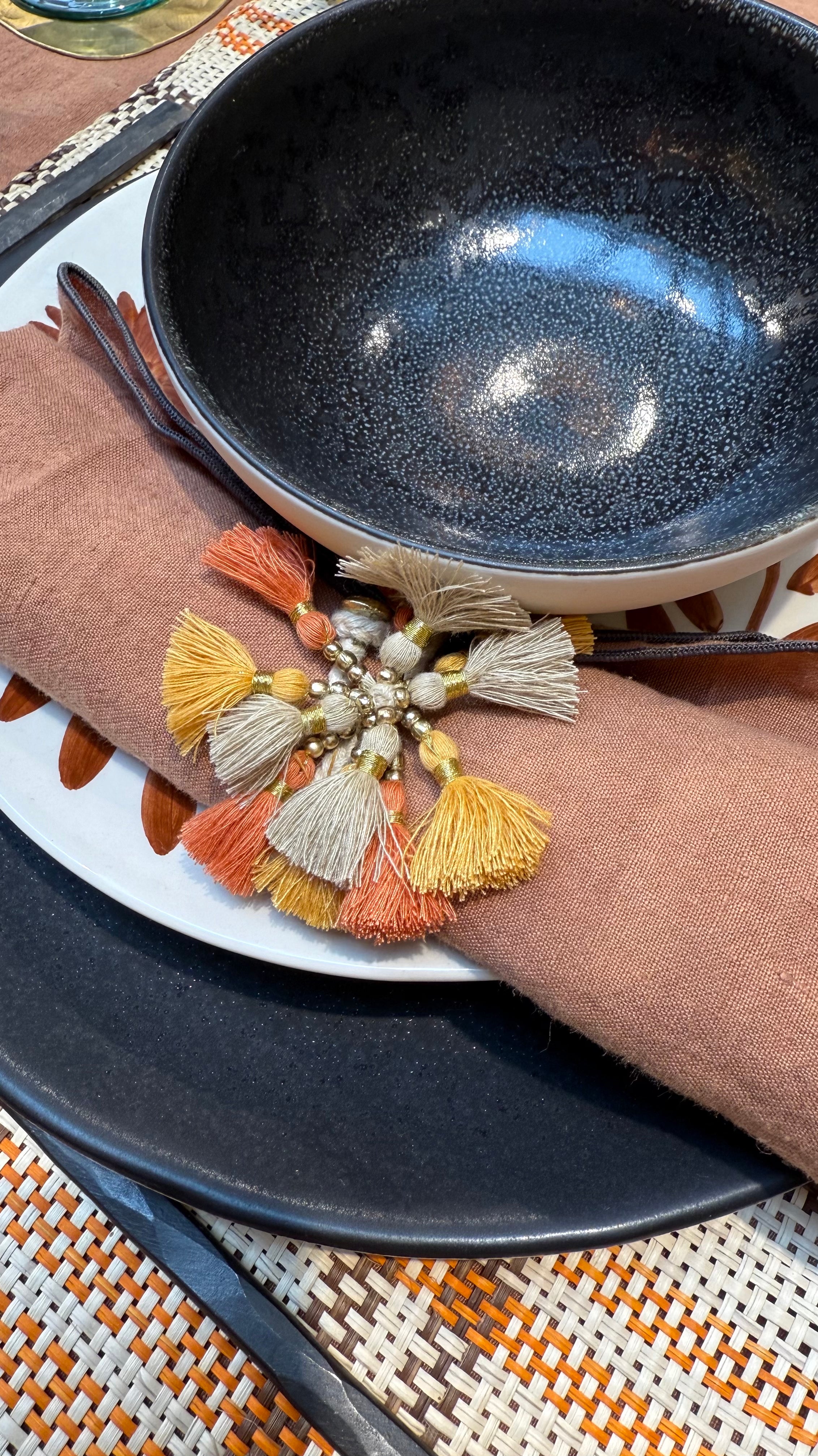 Serviette de table en lin et son rond de serviette à pompons