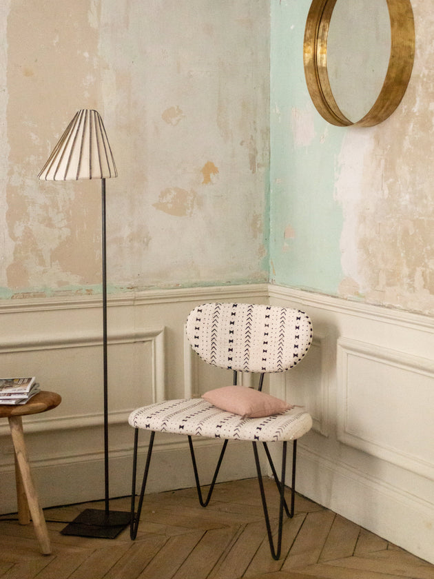 Pied de lampadaire en acier brut Ella noir et son abat-jour de lampadaire en fibre d'abaca