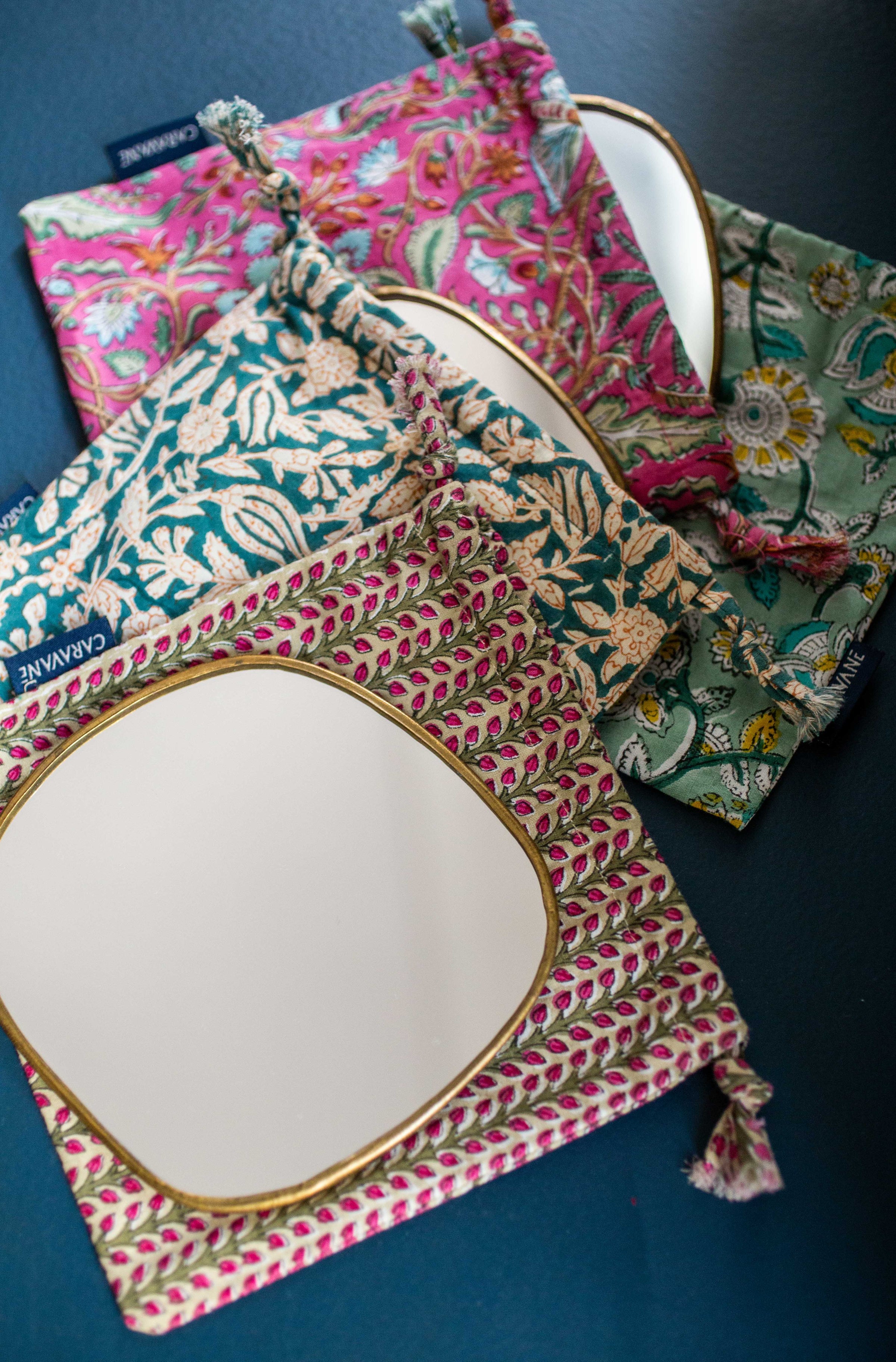 ensemble mini miroir Ame en laiton et ses pochons en tissu 