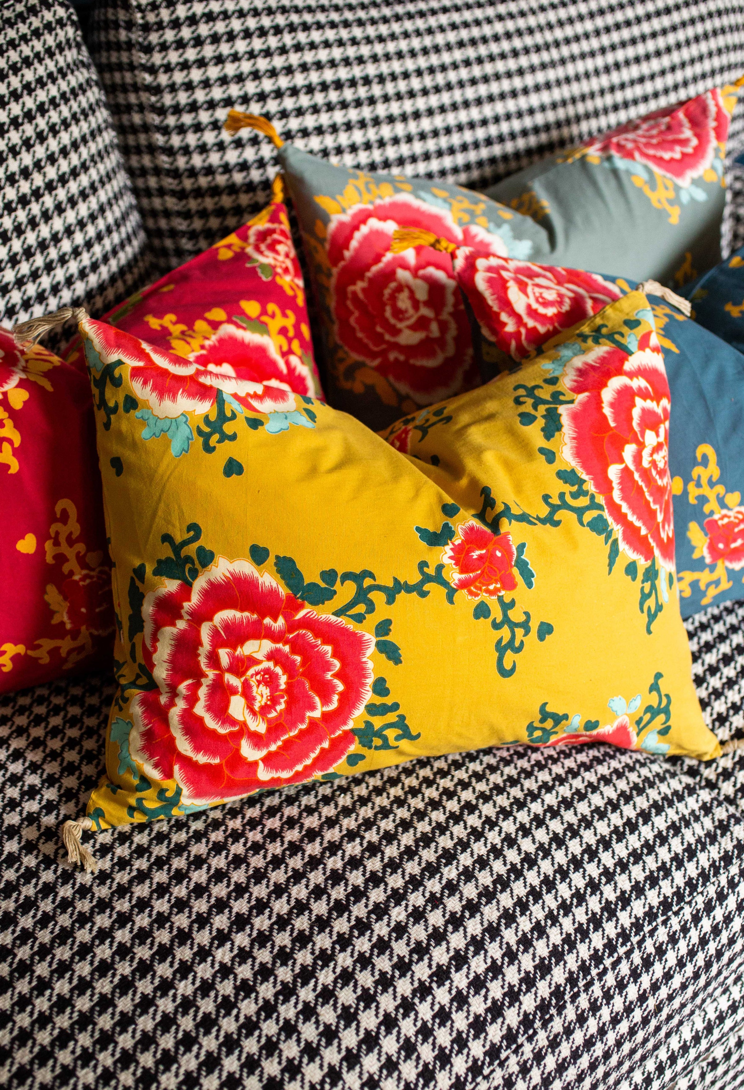 Housse de coussin aux motifs floraux en jaune