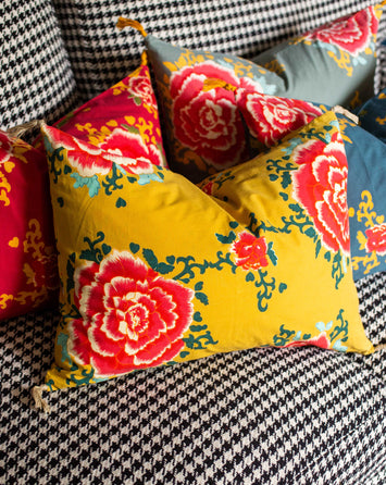 Housse de coussin aux motifs floraux en jaune