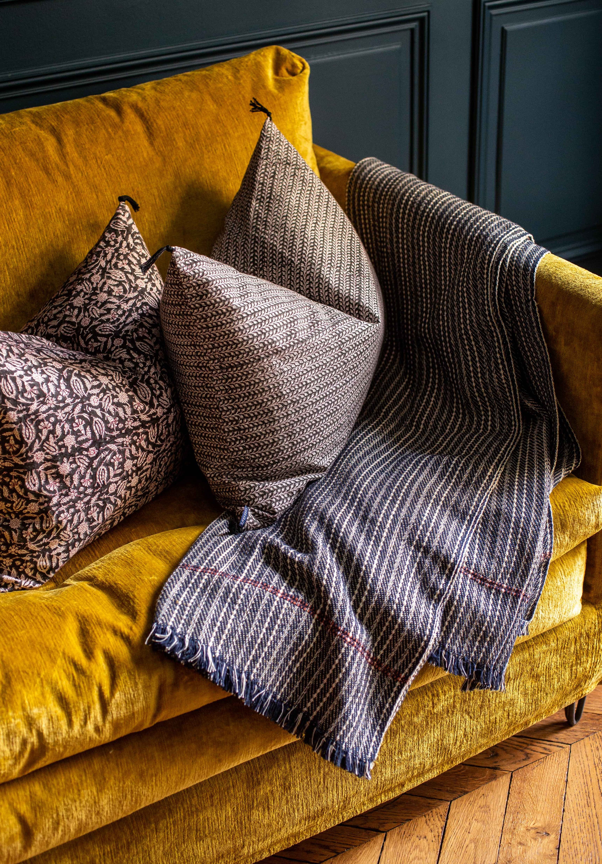 Housse de coussin Florio dans un salon coloré