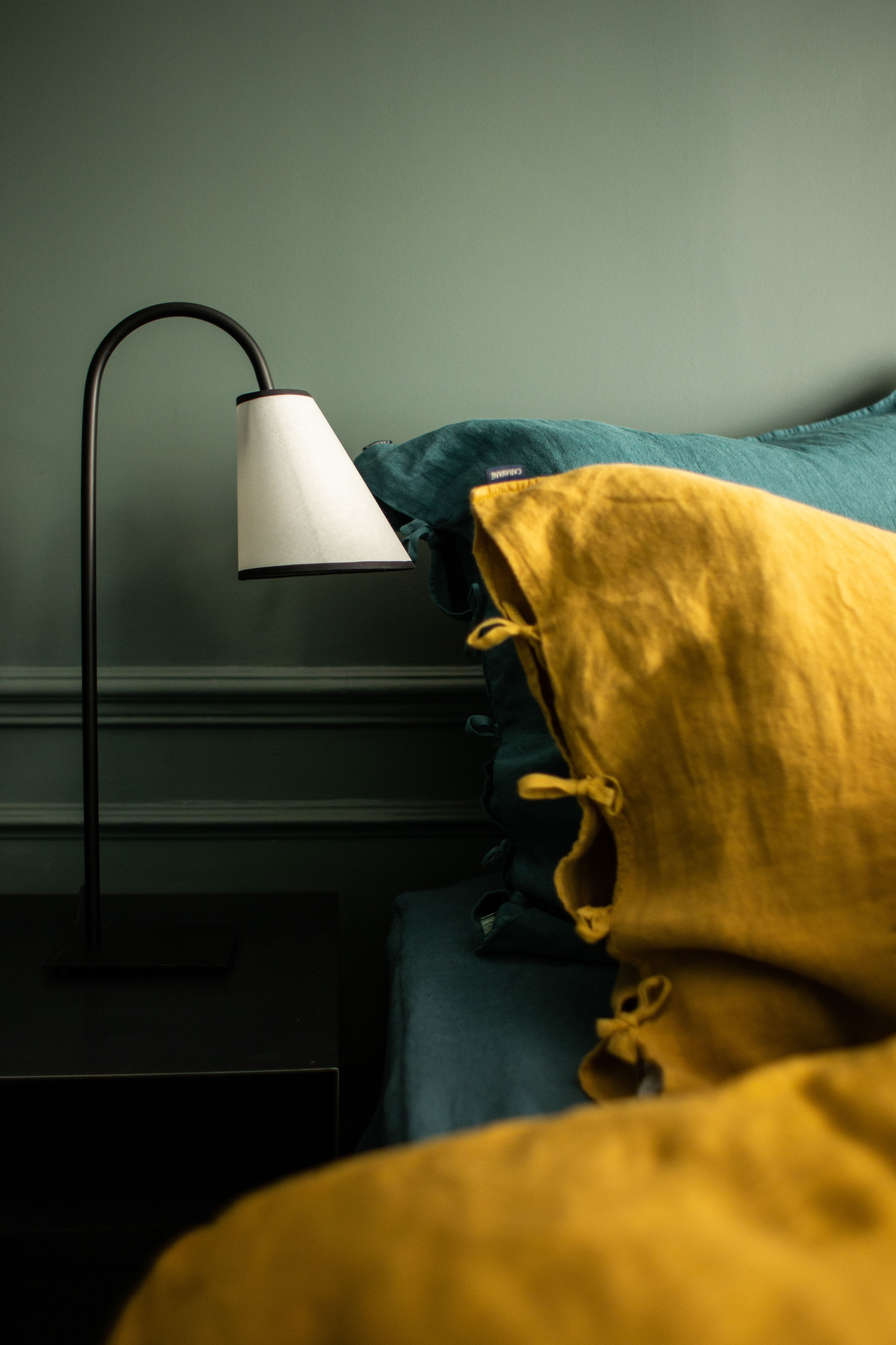 Pied de lampe à poser en acier brut noir Ella sur socle anguleux et son abat-jour en papier blanc Ella