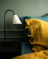 Pied de lampe à poser en acier brut noir Ella sur socle anguleux et son abat-jour en papier blanc Ella