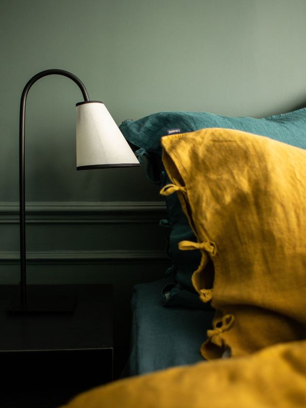 Pied de lampe à poser en acier brut noir Ella sur socle anguleux et son abat-jour en papier blanc Ella