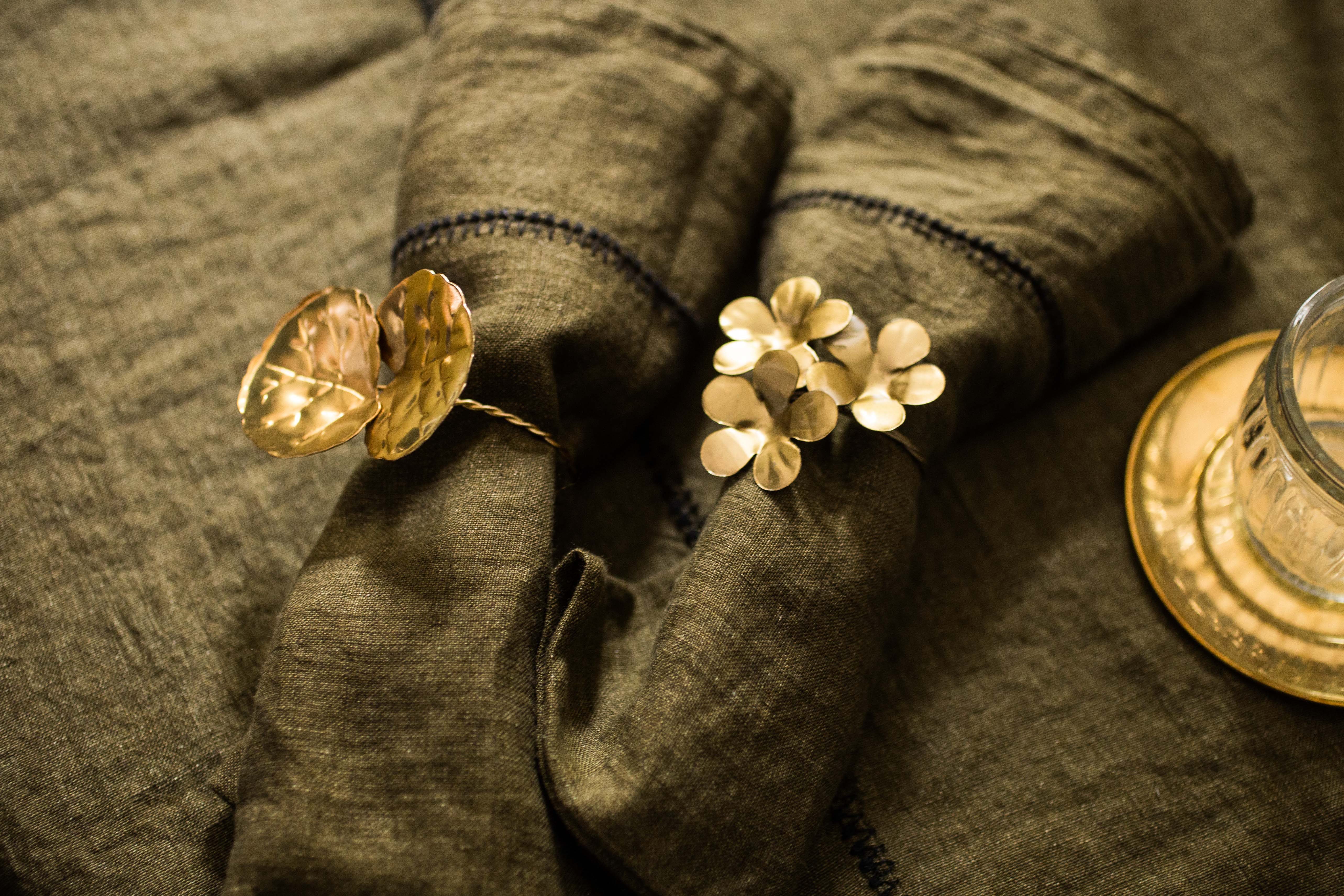 Ronds de serviette Floria en métal doré fleur et feuille