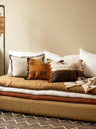 Divan marron confortable à personnaliser