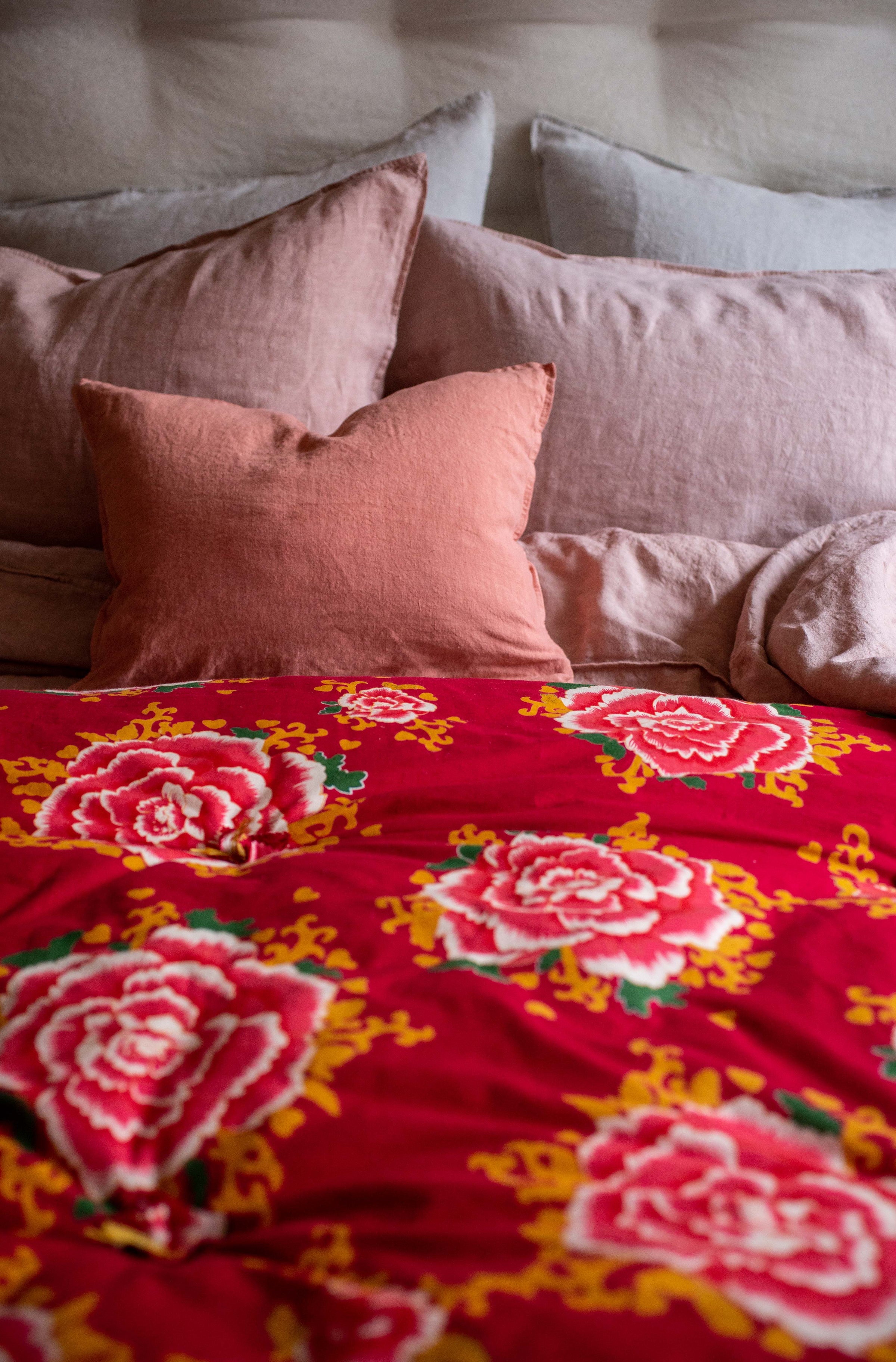 Linge de lit rouge à mettre en bout de votre lit