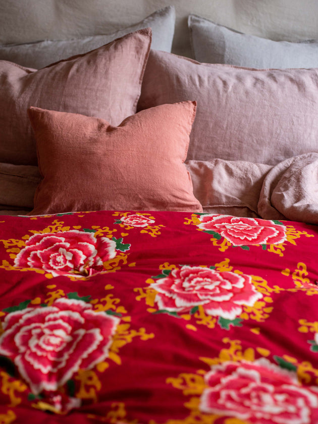 Linge de lit rouge à mettre en bout de votre lit