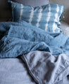 Linge de lit avec différentes nuances de bleues en lin lavé 