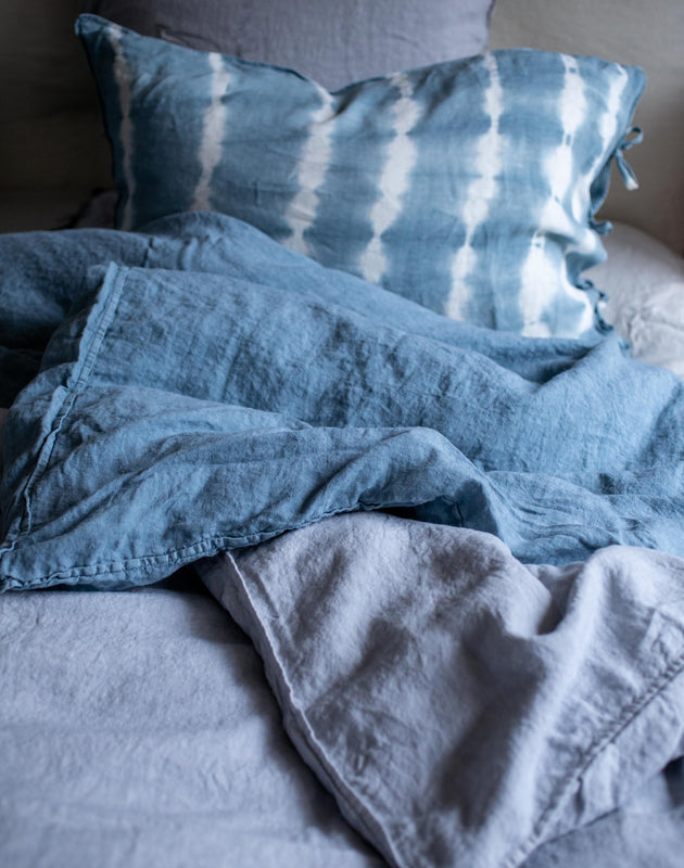 Linge de lit avec différentes nuances de bleues en lin lavé 