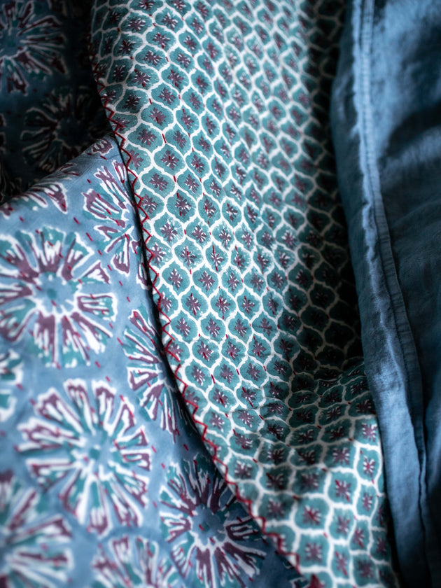 Linge de lit avec des imprimés végétaux