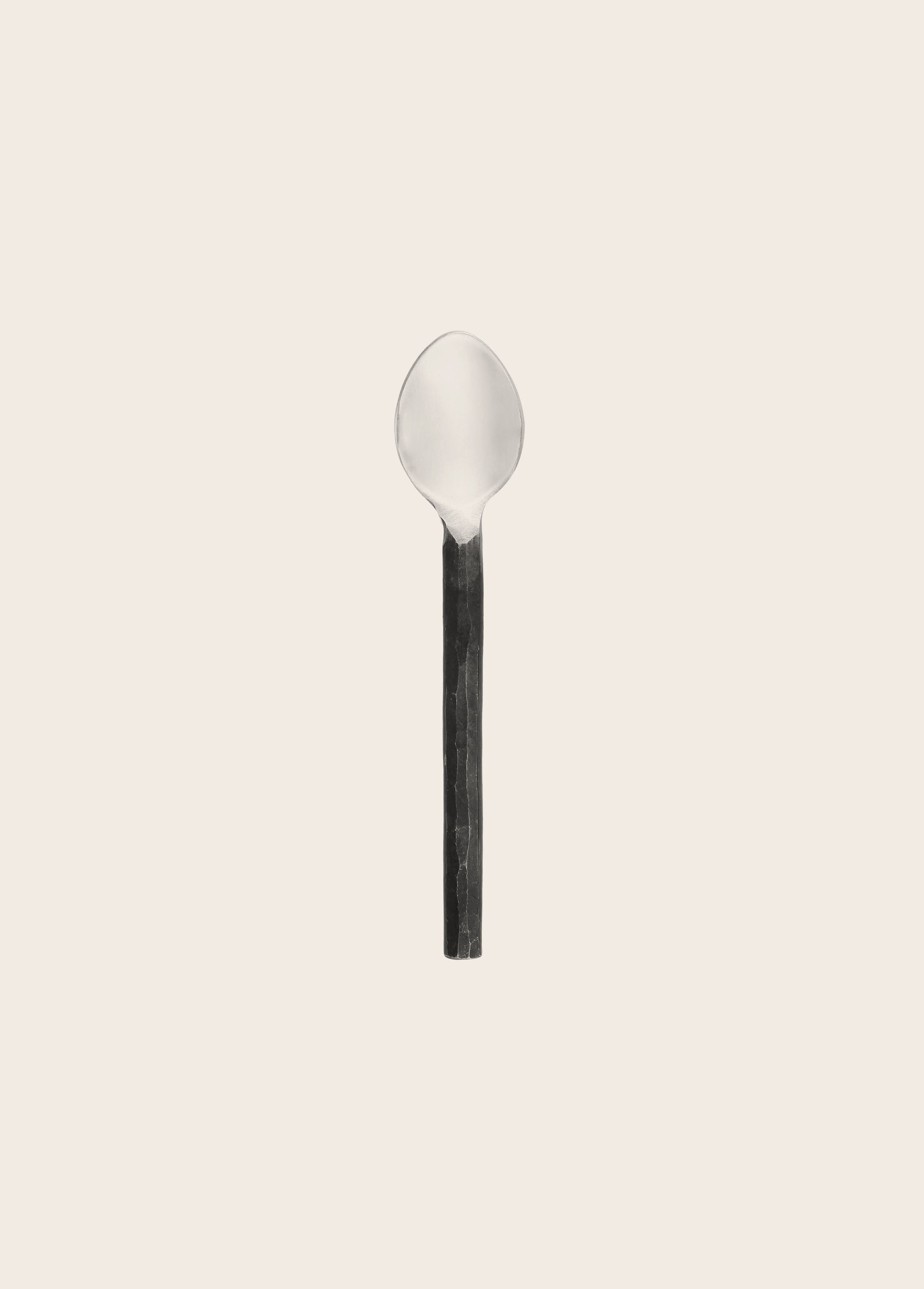 Couverts avec le manche noir forgé à la main