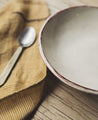 Assiette creuse en argile façonnée à la main