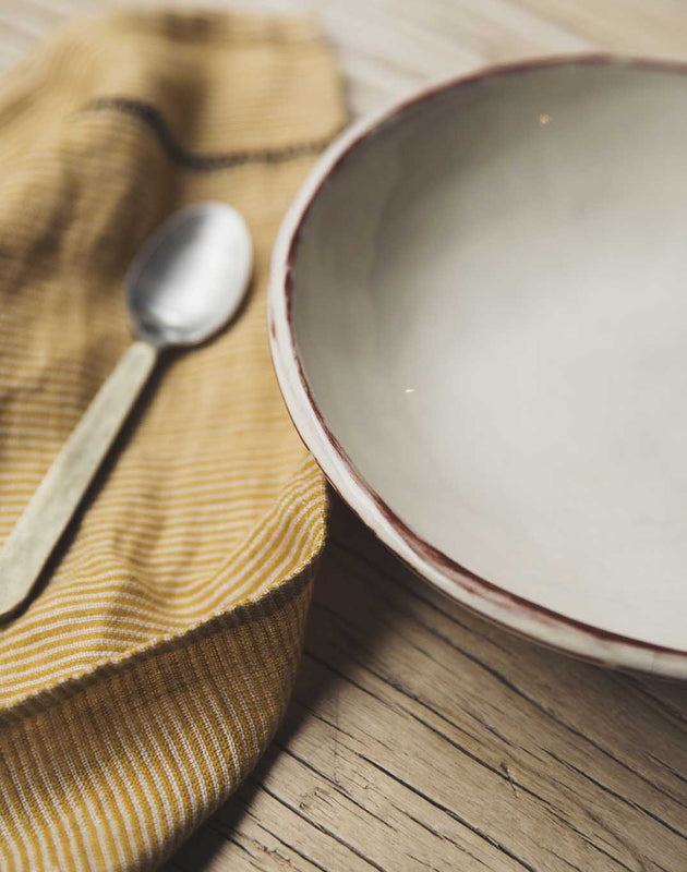 Assiette creuse en argile façonnée à la main