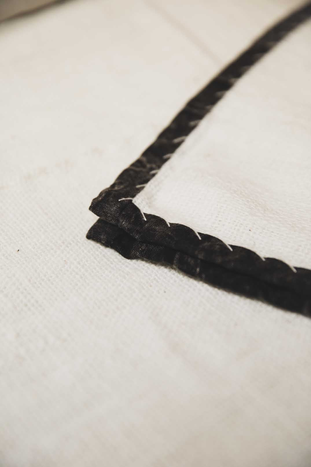 Linge de lit en khadi de coton blanc avec des contours noirs