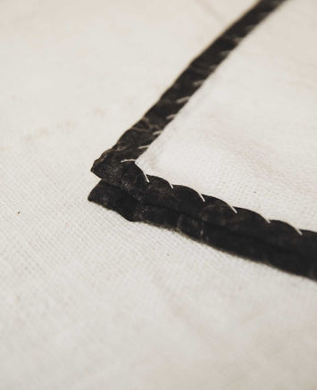 Linge de lit en khadi de coton blanc avec des contours noirs