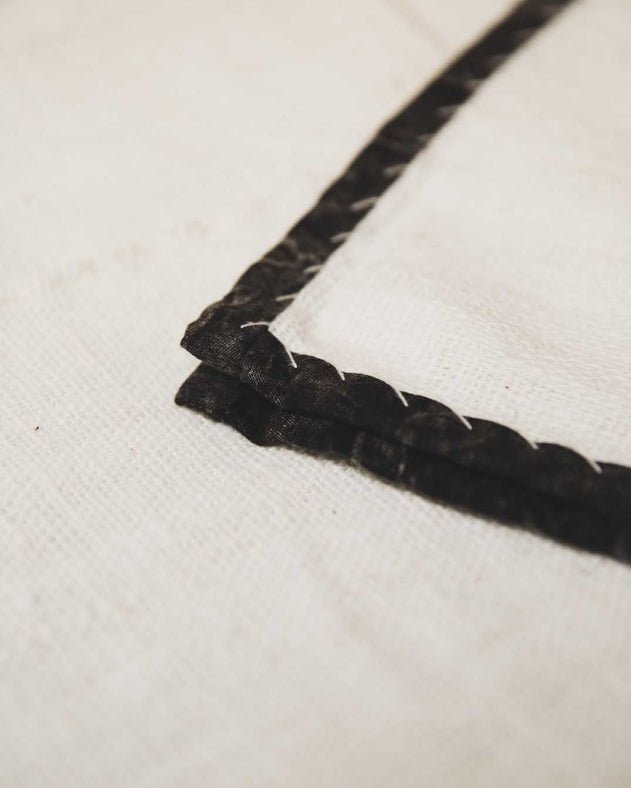 Linge de lit en khadi de coton blanc avec des contours noirs