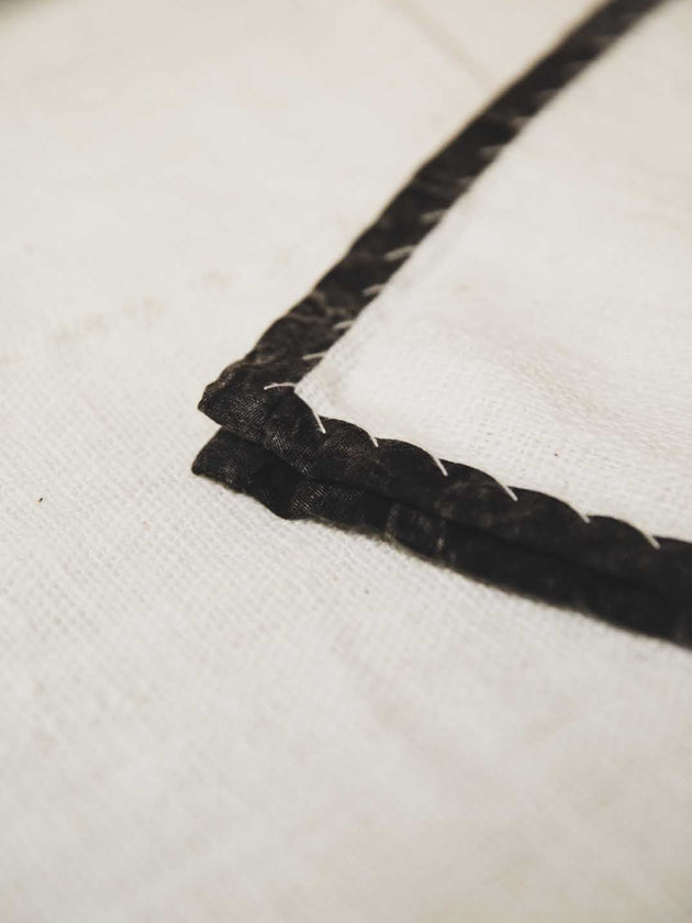 Linge de lit en khadi de coton blanc avec des contours noirs