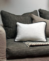 Housse de coussin Khadi blanche en khadi de coton et contours noirs