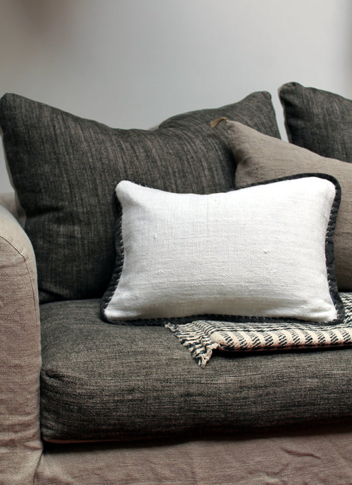 Housse de coussin Khadi blanche en khadi de coton et contours noirs