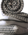Housse de coussin Khadi à fond blanc et contours noirs 