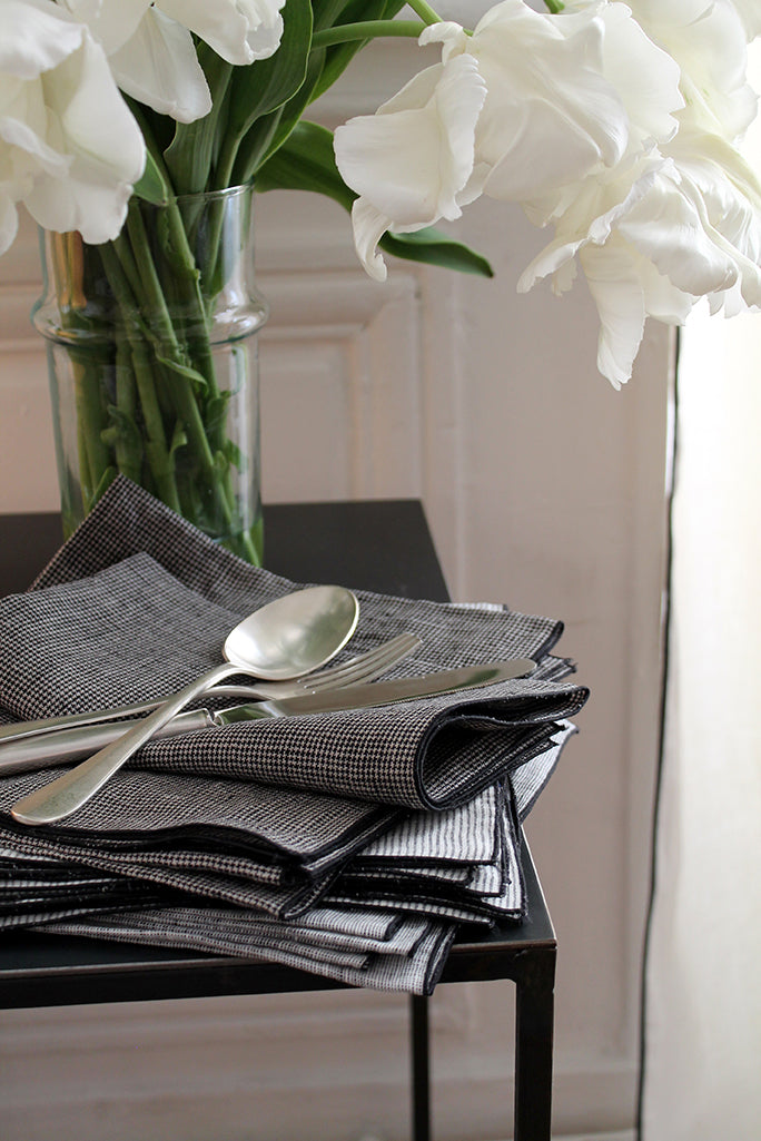 Décoration d'intérieur : console en acier brut noir