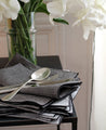 Décoration d'intérieur : console en acier brut noir