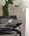 Décoration d'intérieur : console en acier brut noir