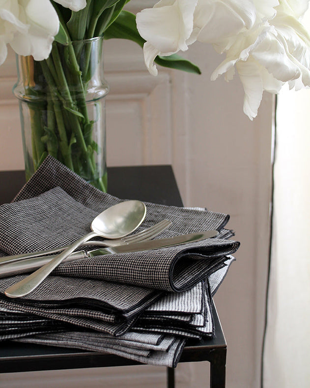 Décoration d'intérieur : console en acier brut noir