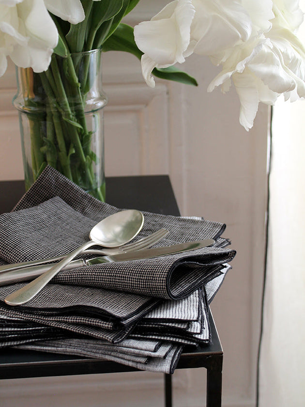 Décoration d'intérieur : console en acier brut noir
