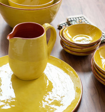 Vaisselle en argile jaune : la carafe