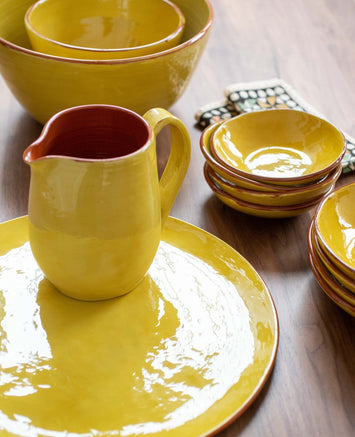 Vaisselle en argile jaune : la carafe