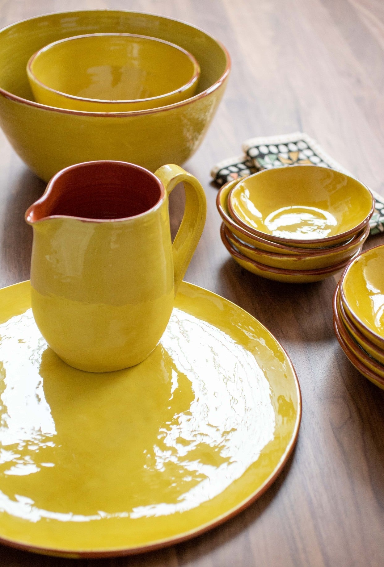 Vaisselle en argile jaune : la carafe