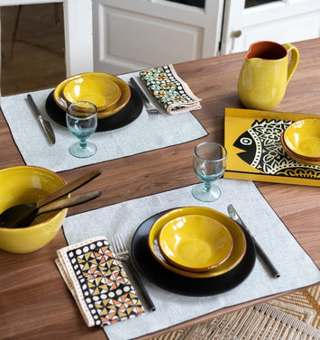 Vaisselle jaune en argile pour une table colorée