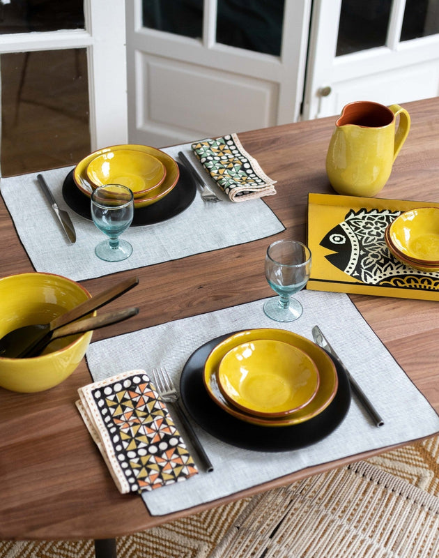 Vaisselle jaune en argile pour une table colorée
