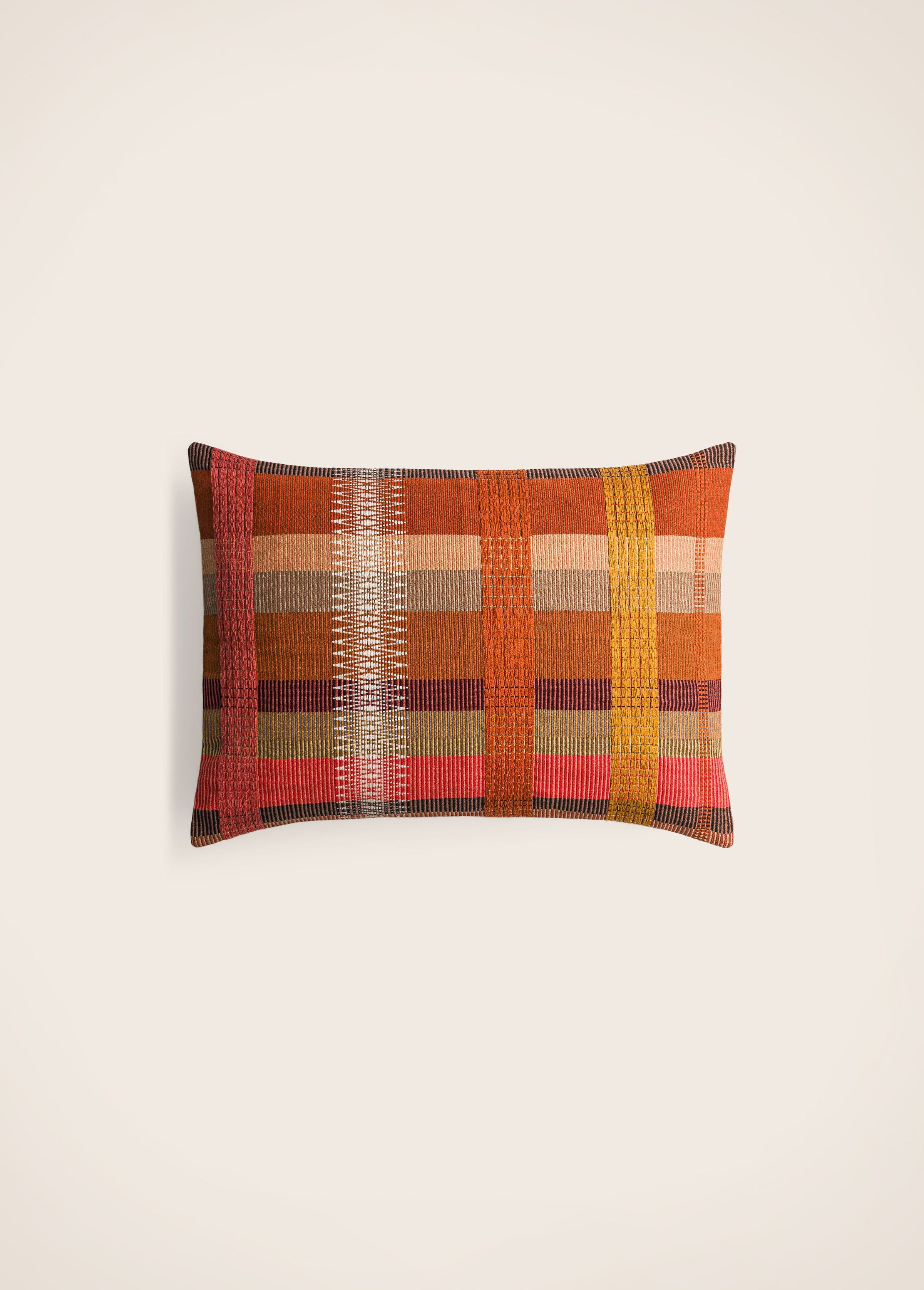 Packshot du coussin Loren en coton et à rayures multicolores