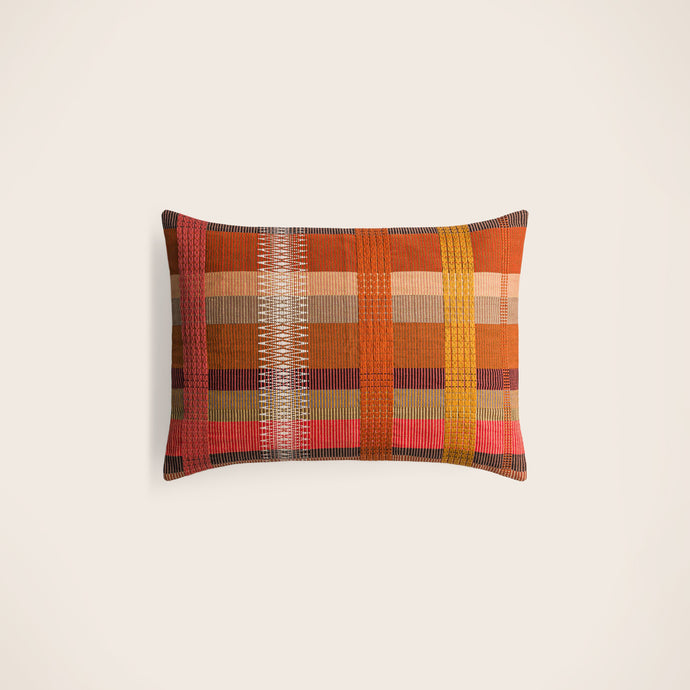 Packshot du coussin Loren en coton et à rayures multicolores