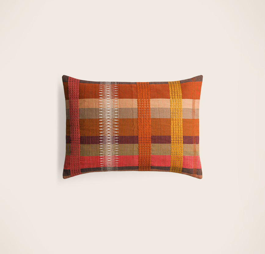Packshot du coussin Loren en coton et à rayures multicolores