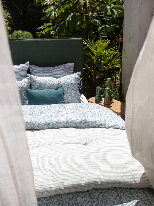 Linge de lit bleu pour l'été