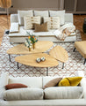 Un salon avec son grand divan blanc Calife confortable