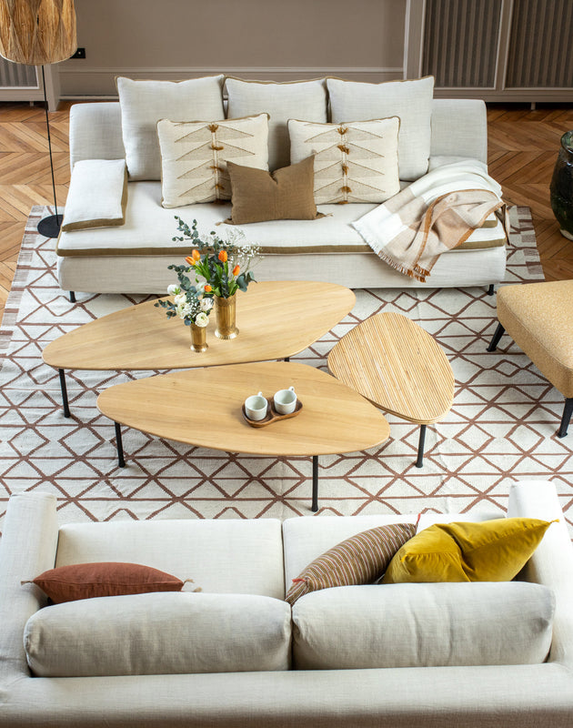 Un salon avec son grand divan blanc Calife confortable