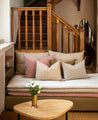 Housse de coussin avec pompoms imprimés à la main