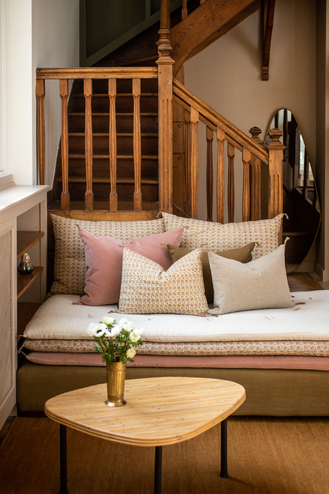 Housse de coussin avec pompoms imprimés à la main