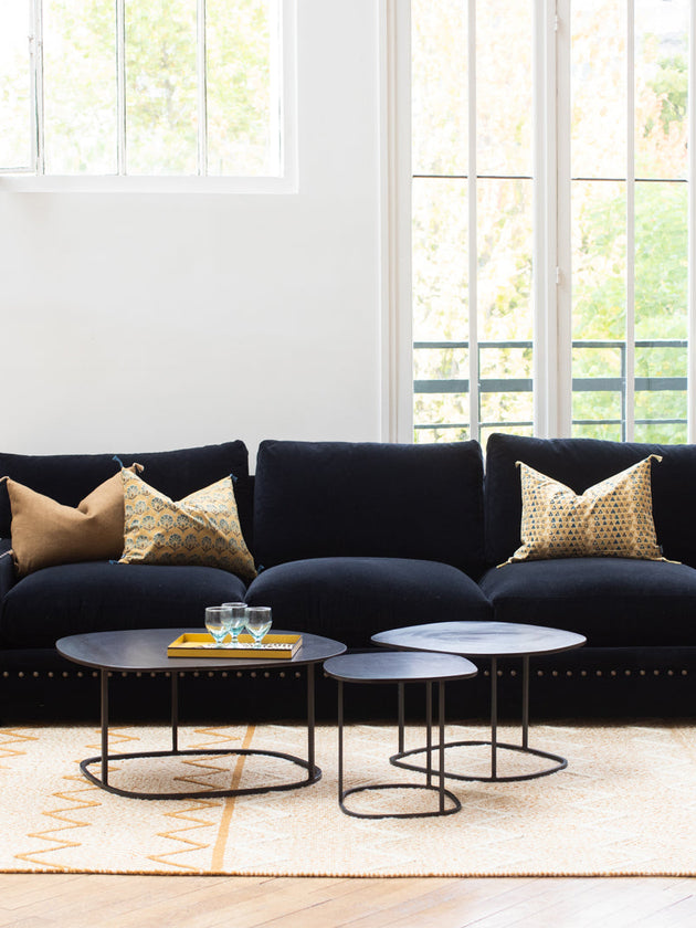 Grand canapé élégant avec des clous, pièce maitresse du salon