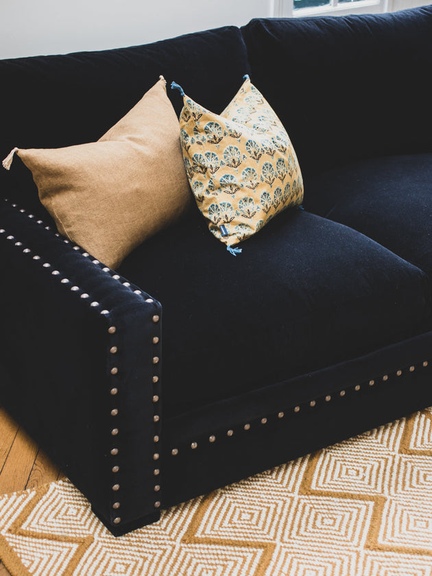 Housse de coussin en coton jaune avec des imprimés végétaux pour votre canapé