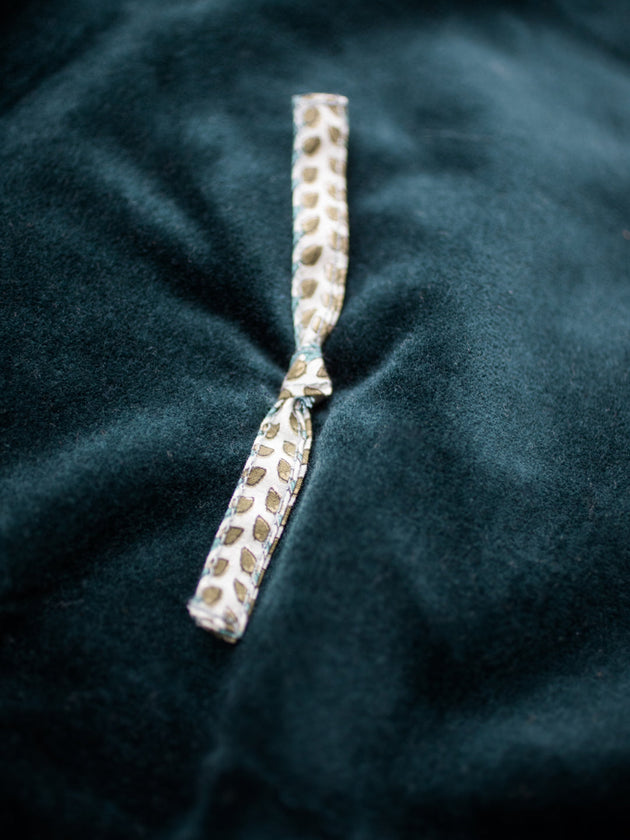 Zoom sur les nouettes du couvre-pied en velours de coton