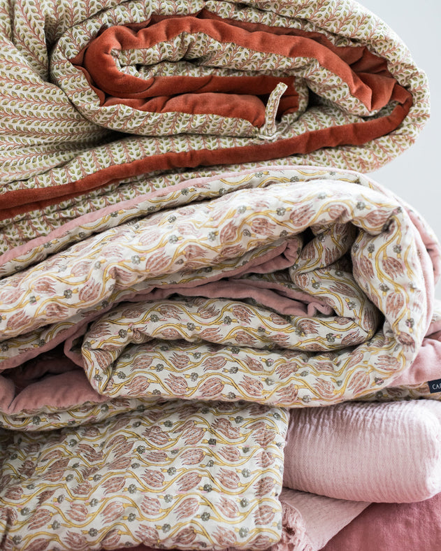 Literie : couvre-pied dans les tons roses