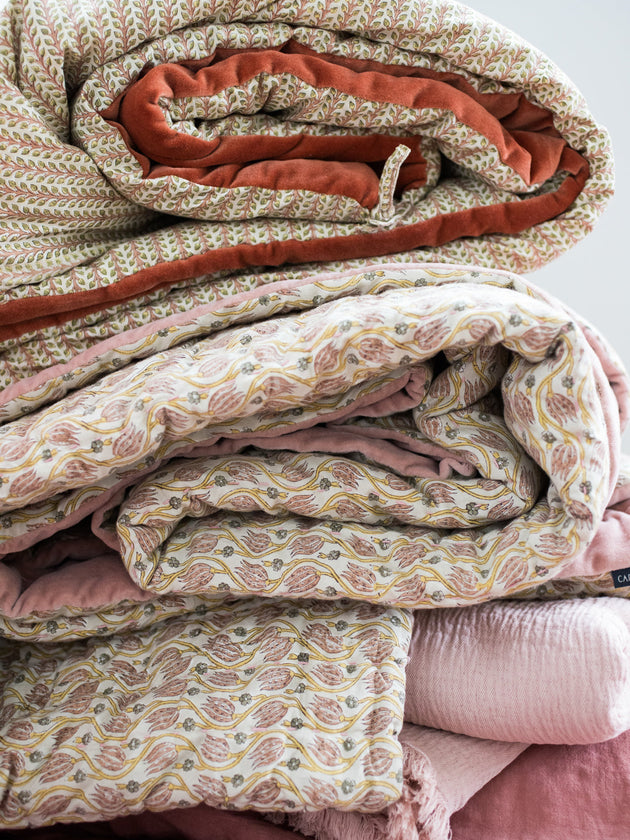 Literie : couvre-pied dans les tons roses